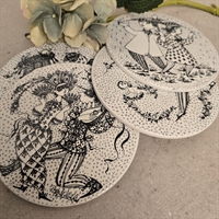 porcelaens-smoere-braetter-runde-sort-hvide-maaneddekorationer-Januar-Februar-Marts-April-Bjoern-Wiinblad-retro-design